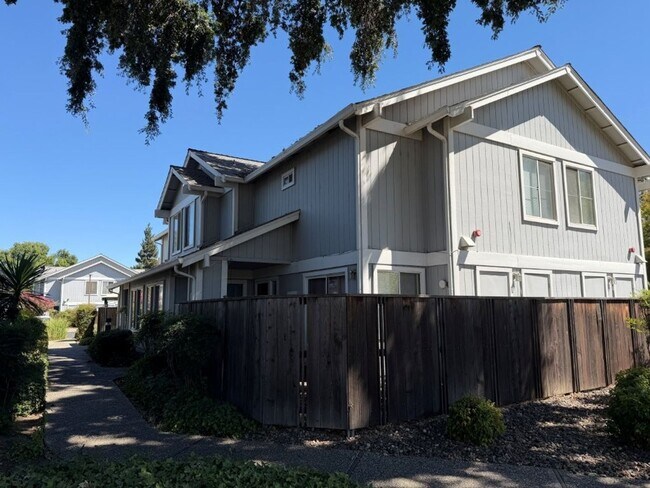 Building Photo - 315 N Cottonwood St