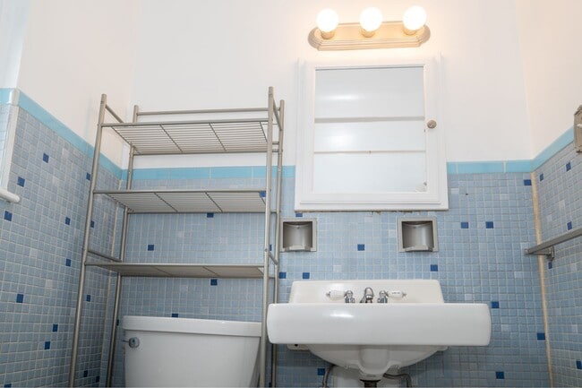 Building Photo - AVAILABLE JULY 1ST!! DON'T MISS this FANTASTIC home in a PRIME LOCATION!