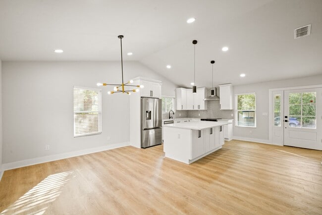 Building Photo - BEAUTIFUL HOUSE FOR RENT NEAR 1604 W/ GUIL...