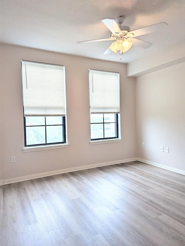 Building Photo - Updated clean and ready for move in! 1x1 5...