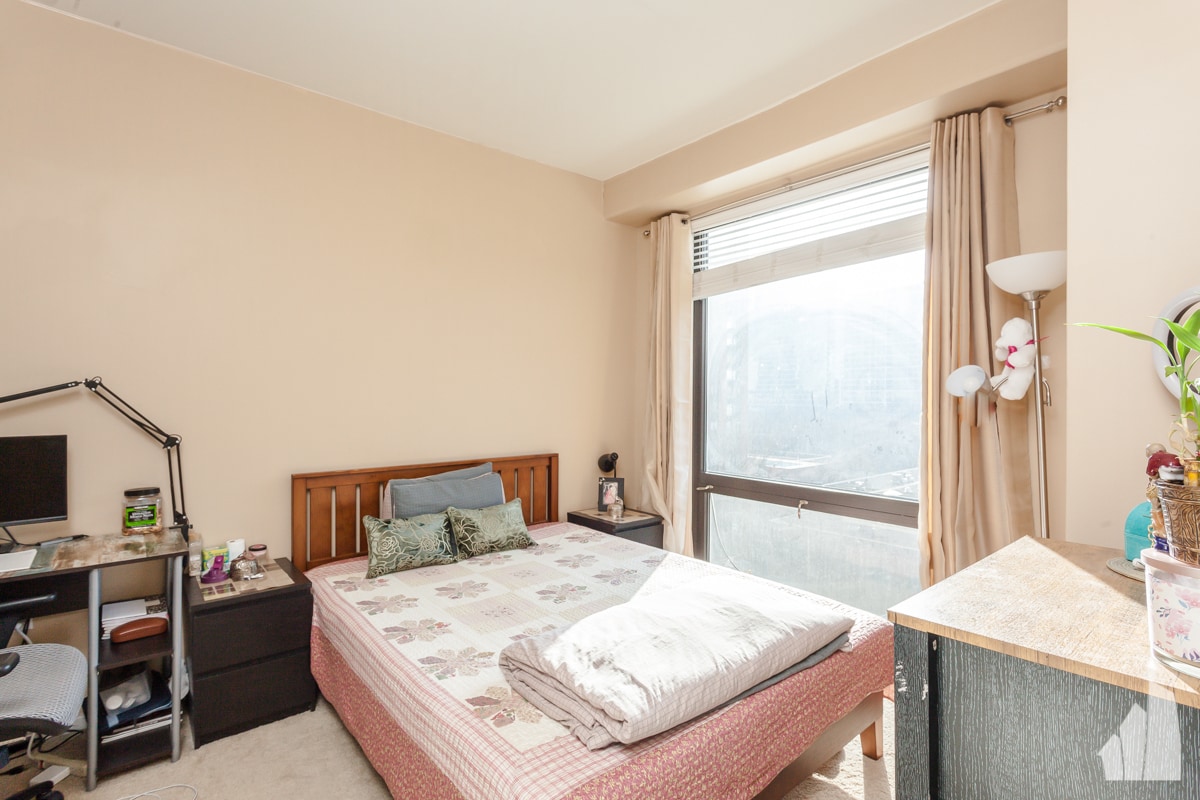 Building Photo - 1 E 8th St