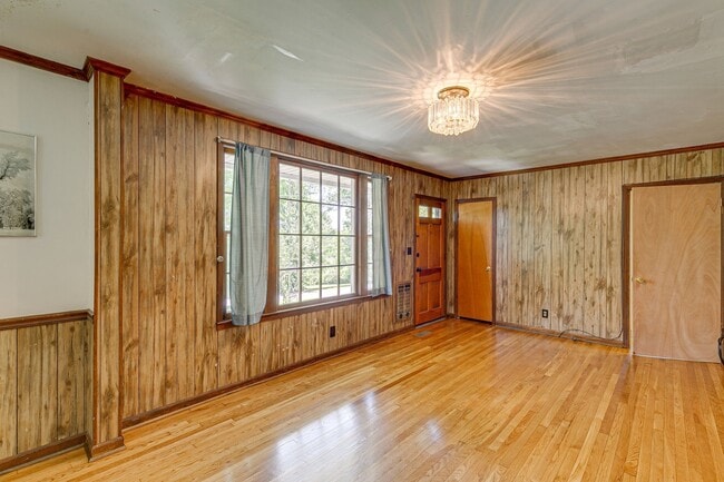 Building Photo - Cozy One Story, 3 bedroom, 2 baths, 1411 sqft