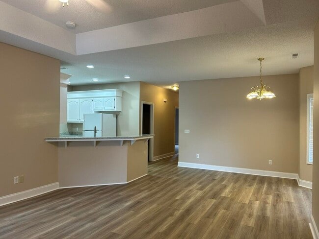 Building Photo - 3421 Beacon Dr