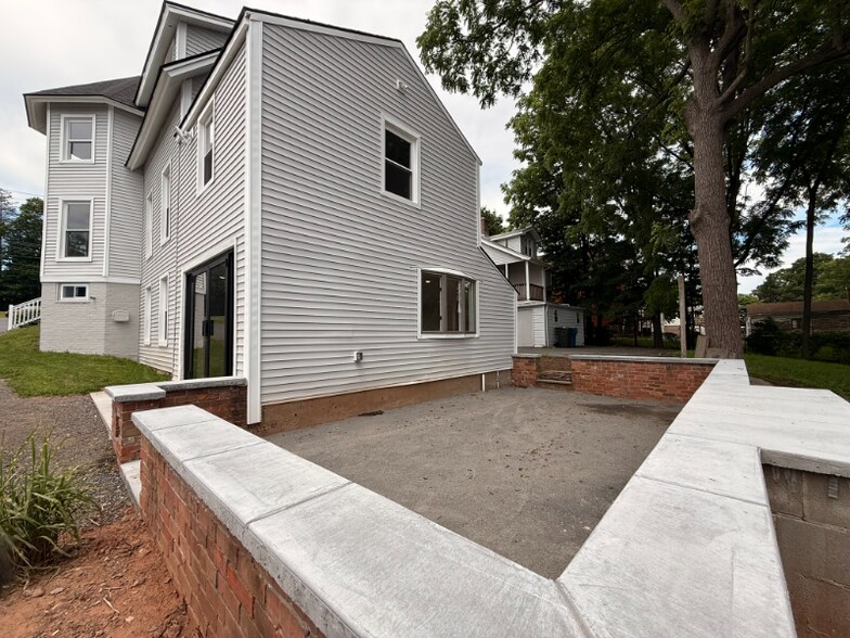 Building Photo - 477 New Britain Rd