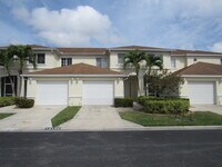 Building Photo - Large 3 bedroom 2.5 bathroom Townhouse