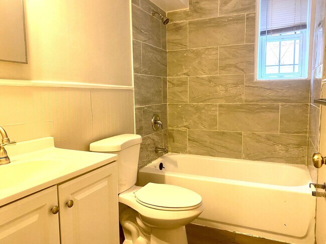 Building Photo - Webster Apartments - Newly Renovated 1 Bed...