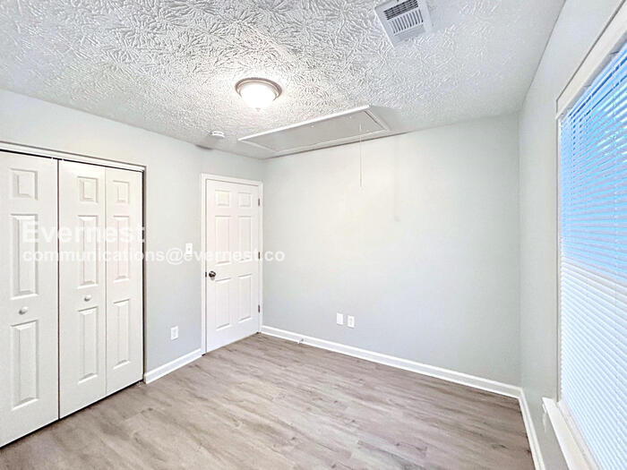 Building Photo - 5772-5773 3 Lakes Dr