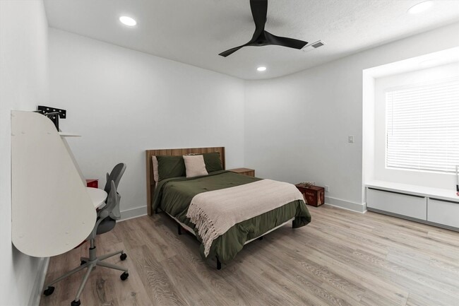 Building Photo - 1 E Wedgewood Glen