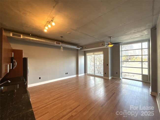 Building Photo - 505 E 6th St