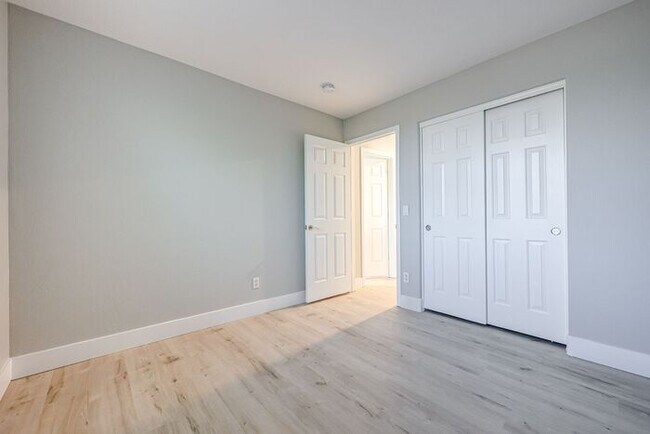 Building Photo - Beautiful 4 Bed 2000+ SFT property in Wind...