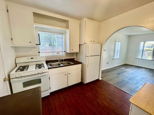 Building Photo - Walk to Beach, W/D, Shared Yard, Parking, No Pets