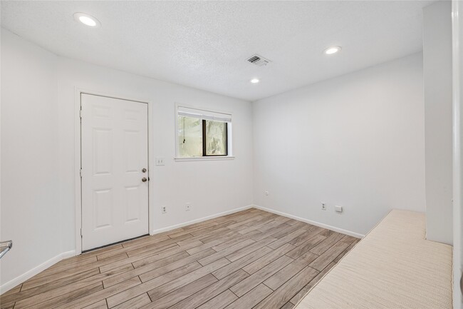 Building Photo - 11906 Pepperdine Ln