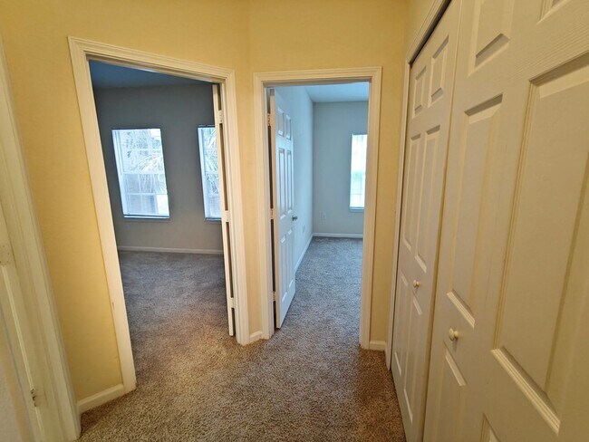 Building Photo - Beautiful 3 Bedroom, 2 Bathroom Townhome with Garage – Pet Friendly!