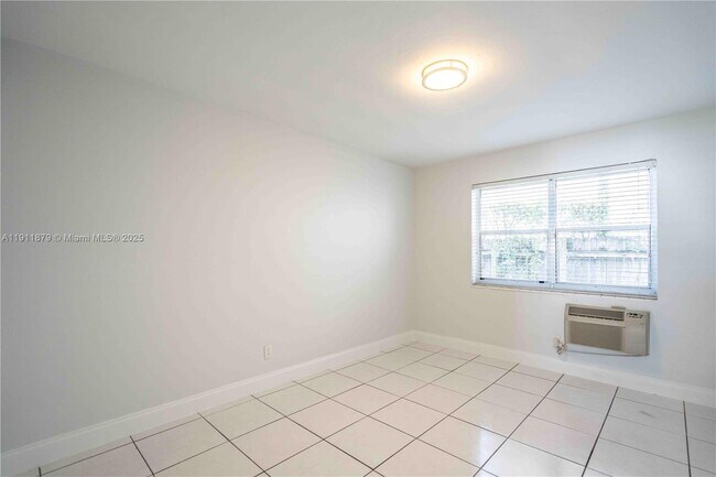 Building Photo - 7821 Carlyle Ave