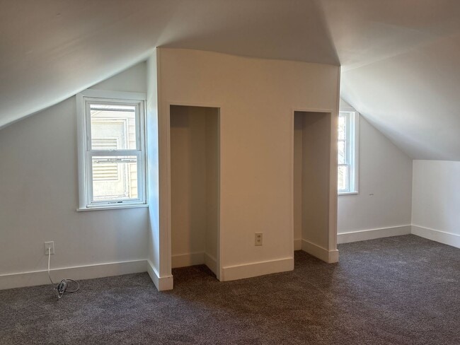 Building Photo - Spacious 4 Bedroom, 1.5 Bath House With Yard-York City SD