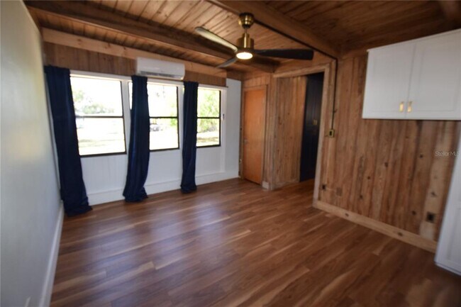 Building Photo - 1918 Sunset Ln