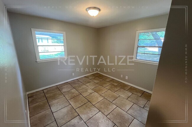 Building Photo - 3 Bedroom/1 Bathroom Home in West Mobile!