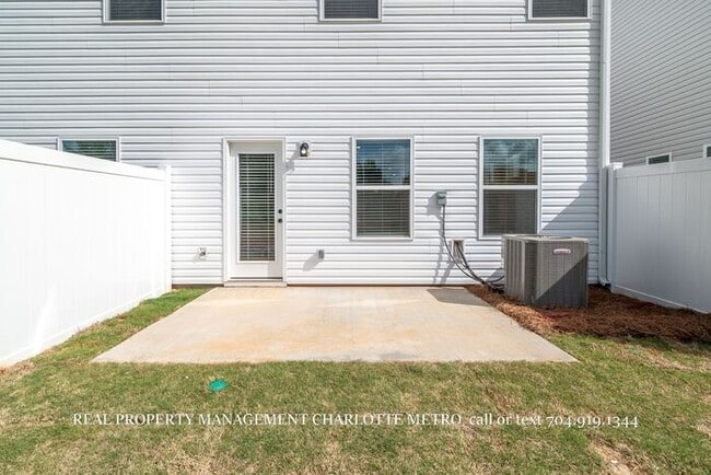 Building Photo - Modern Brand-New Built 3BR Townhome Near Uptown