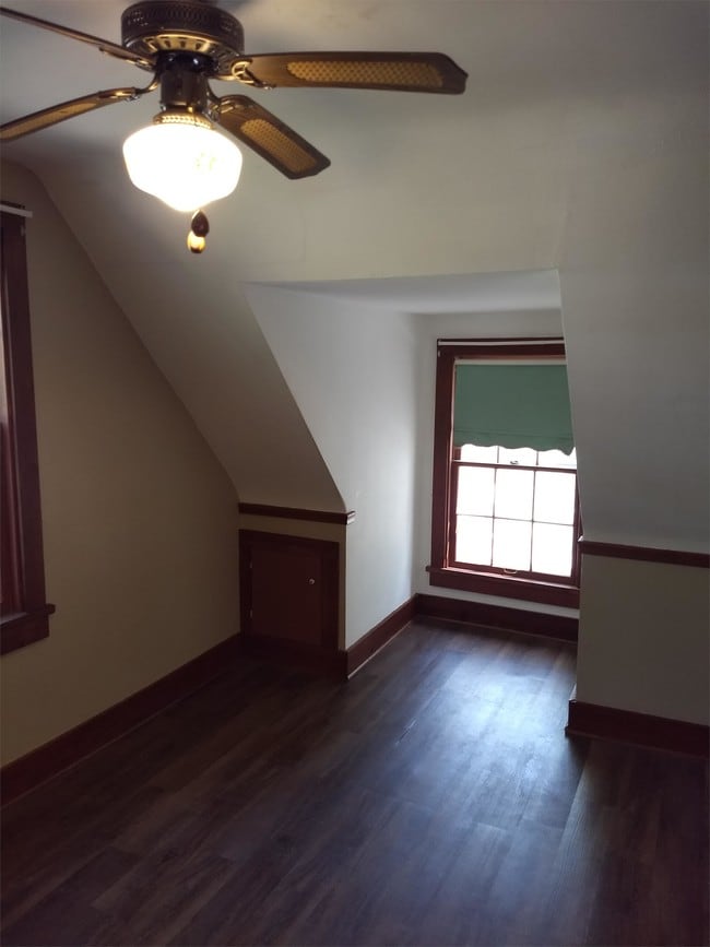 Building Photo - 904 E 17th St