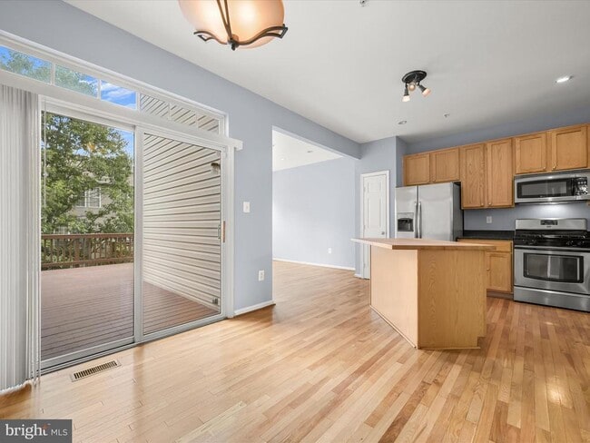 Building Photo - 4243 Begonia Dr