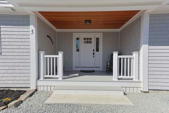 Building Photo - Newly Renovated Winter Rental on a Private...