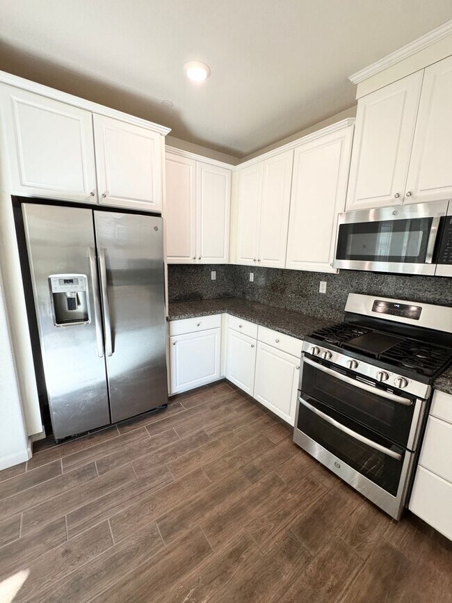 Building Photo - 3 Bed / 2.5 Bath Solar Home with Patio – Roseville – Available Now SEE VIDEO