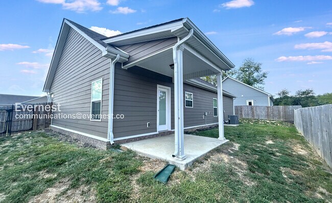 Building Photo - Updated 3 Bedroom Home in Columbia / Pet F...