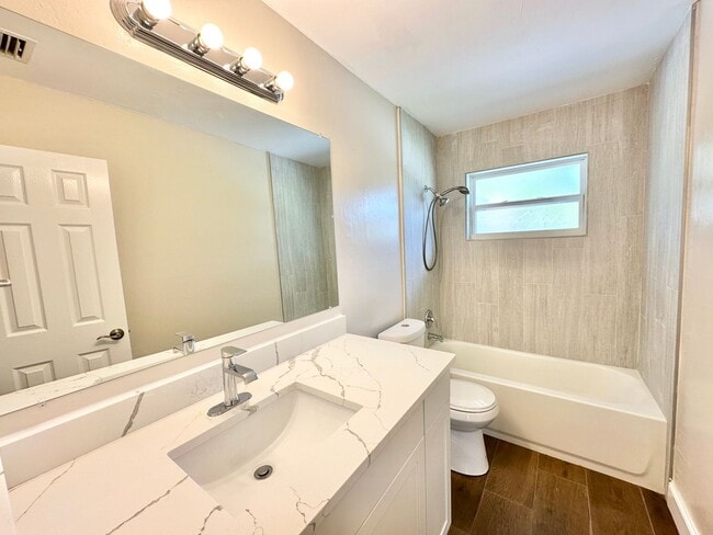 Building Photo - ** CENTRAL NAPLES **4 BED / 2 BATH ** POOL**PETS OK**ANNUAL RENTAL**