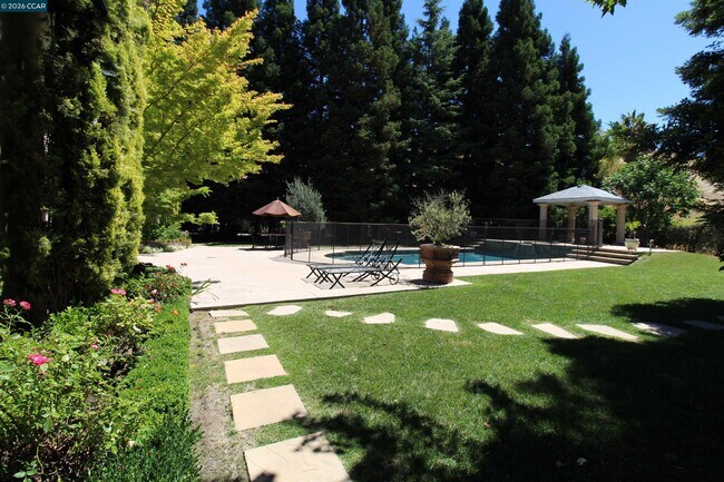 Building Photo - 348 Pheasant Run Dr