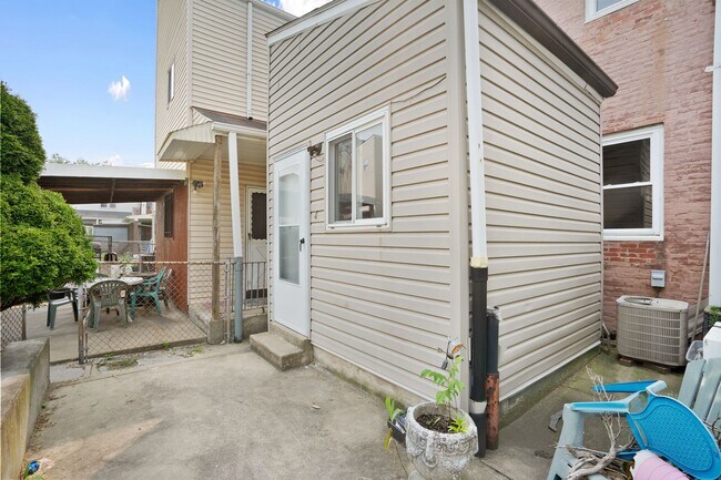 Building Photo - Newly renovated 2 Bed, 1 Bath w/ Bonus Room, Central AC, Laundry - Available October 1st!