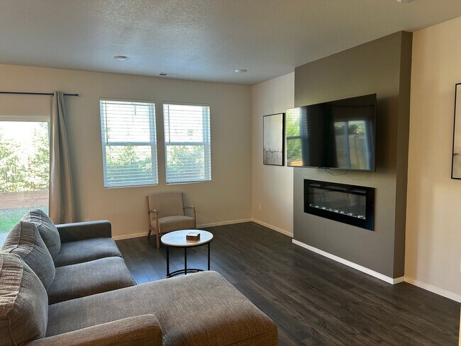 Building Photo - Pet friendly 4 bedroom 2.5 bath house!