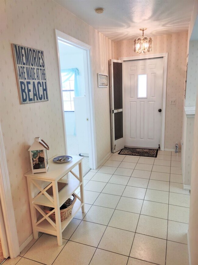 Building Photo - Seasonal Short-Term 2nd floor Condo 2-Bedr...