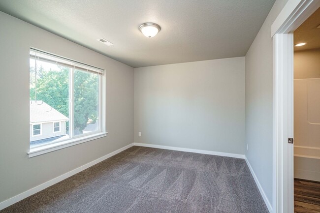 Building Photo - Move In Ready 3 Bedroom 2.5 Bathroom - Convenient Camas Location