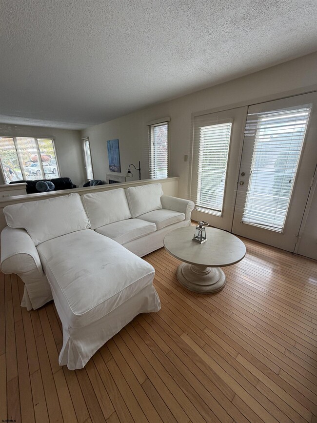 Building Photo - 33 Seaside Ct