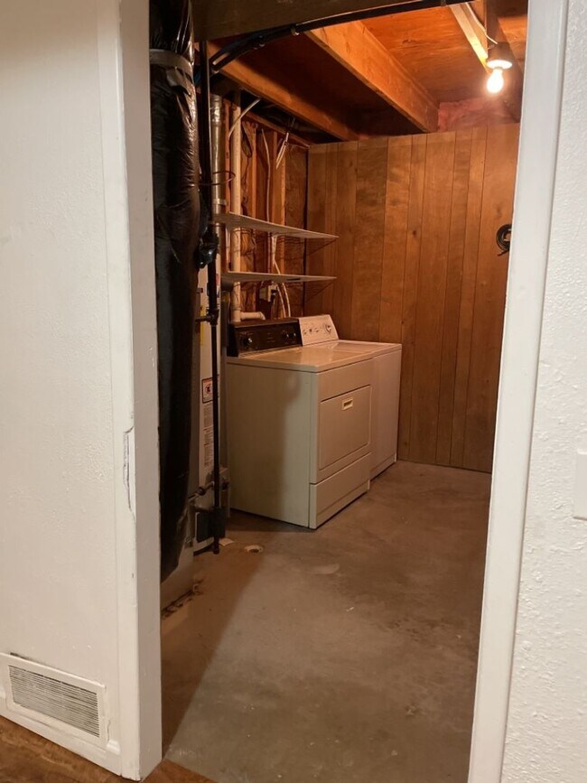 Building Photo - Start a Lease by 4/17 and get $250 off 1st Month!