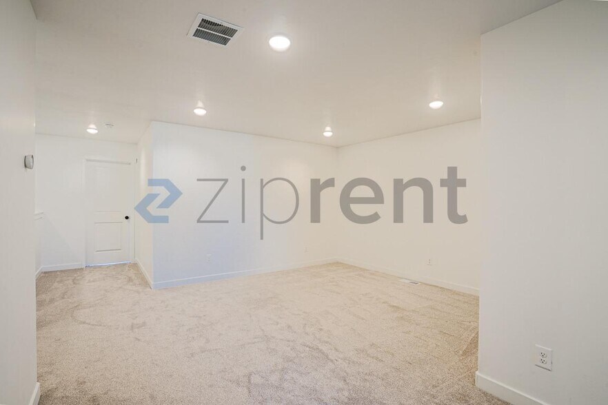 Building Photo - Unit