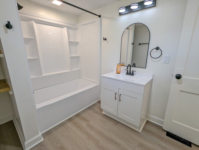 Building Photo - 108 Brown St