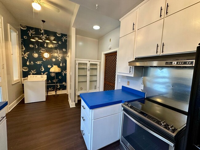 Building Photo - 3 BED | 2.5 BATH | OFF STREET PARKING | PRIVATE BACKYARD | HISTORIC DISTRICT