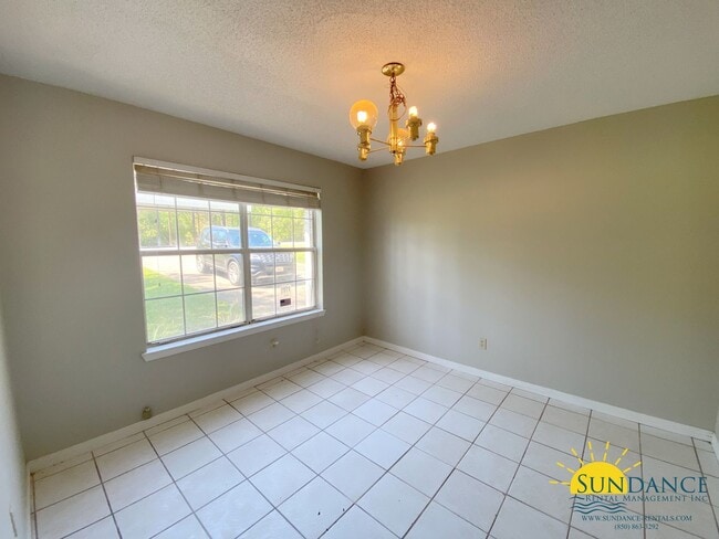 Building Photo - Beautiful 4 Bedroom Home in Crestview