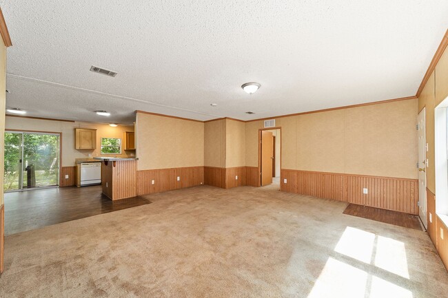 Building Photo - Spacious 3BR/2BA Home  Available Now!