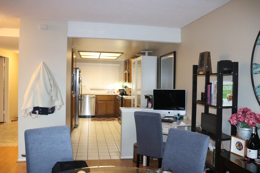 Building Photo - 1833 Caddington Dr