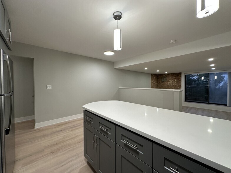 Building Photo - 1220 N La Salle Dr