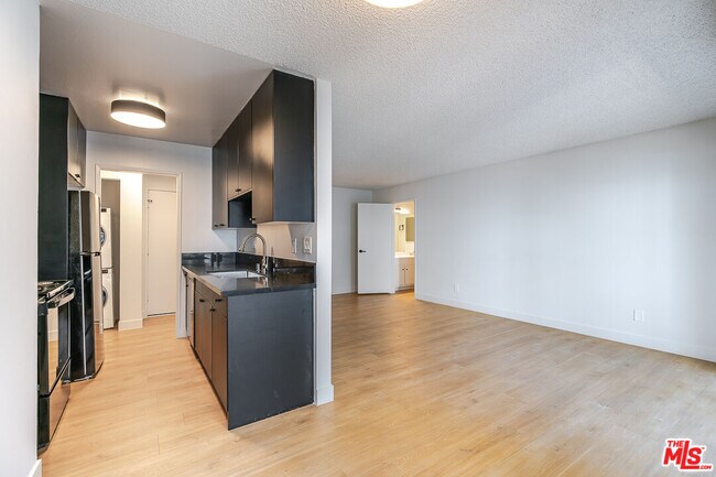 Building Photo - 1352 S Carmelina Ave