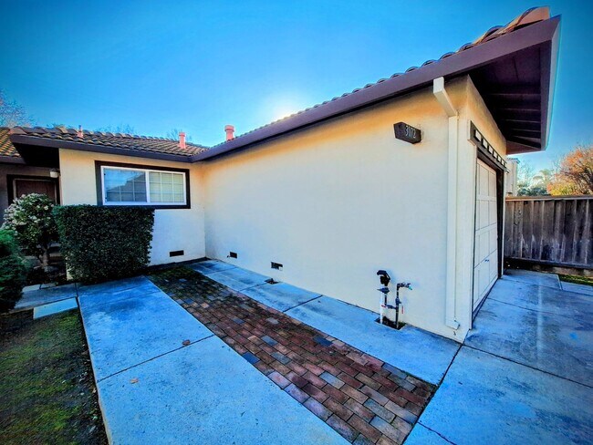 Building Photo - Charming 2bd Duplex With Private Yard & Garage