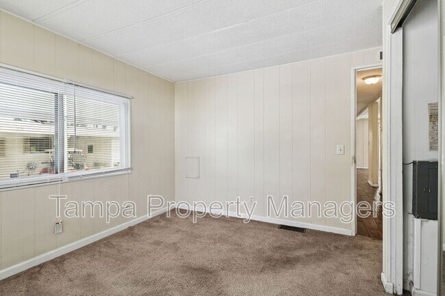 Building Photo - 242 Country Ln