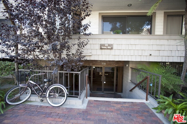 Building Photo - 310 Tahiti Way