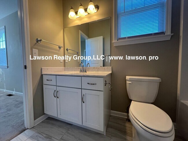 Building Photo - Upscale Three Bedroom in Colonial Green with Garage