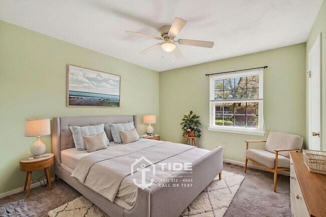 Building Photo - Coastal Convenience on James Island!