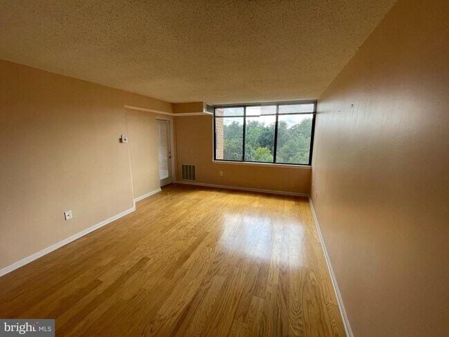 Building Photo - 10101 Grosvenor Pl