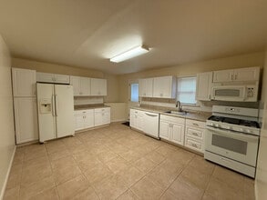 Building Photo - 203 Pineview Ave